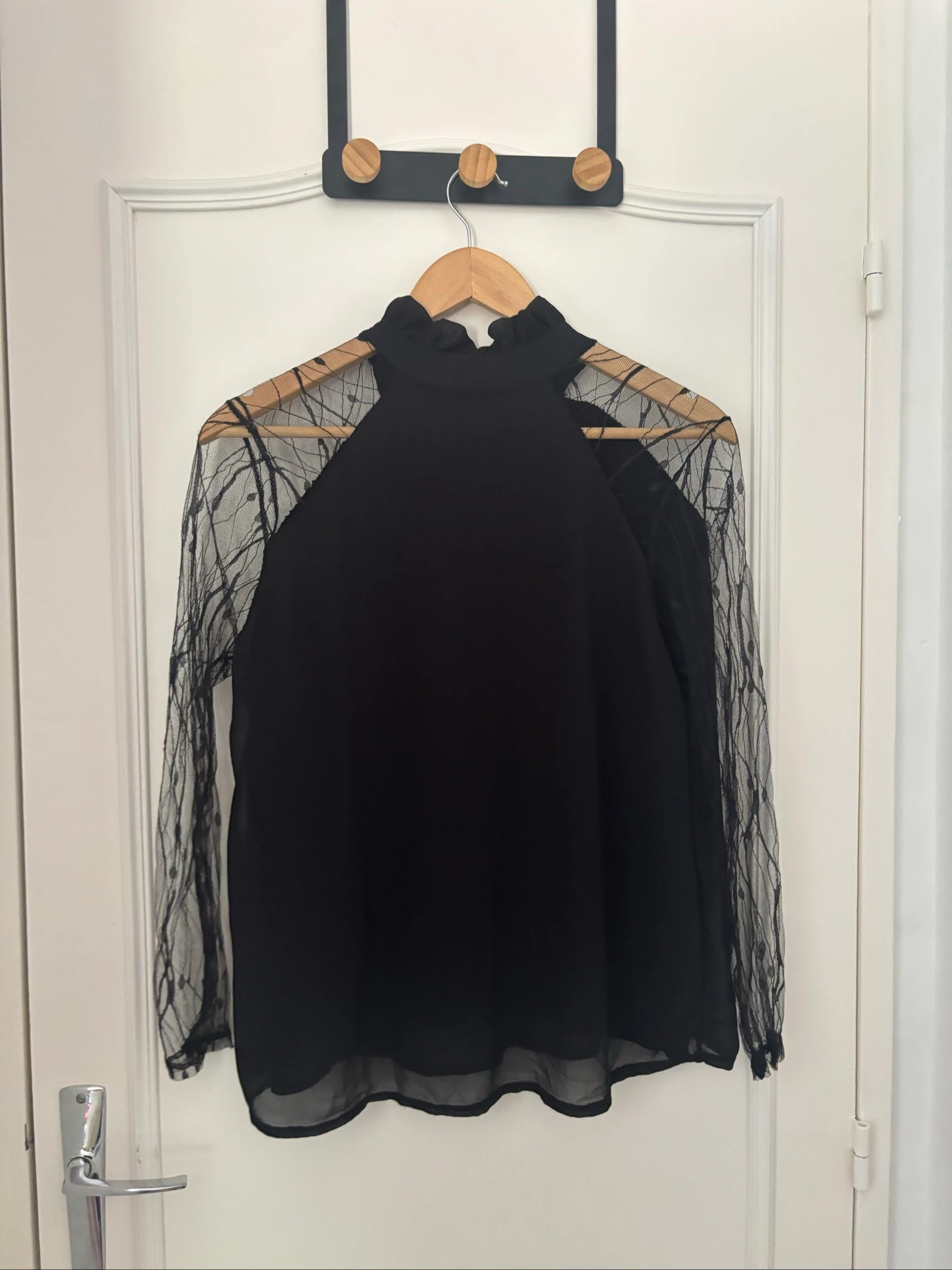 155/ Blusa negra con mangas de encaje y cuello con lazo - Monday Tuesday - Talla 38 – photo 4